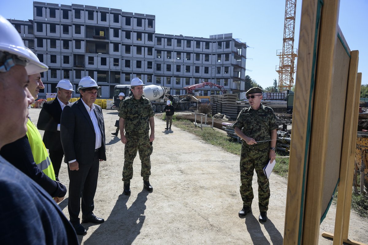 mo_i_vs's tweet photo. Министар одбране Братислав Гашић обишао је данас радове на изградњи нове зграде Министарства одбране и Генералштаба Војске Србије у касарни „Бањица“ у Београду. 🇷🇸

👉 https://t.co/wnE0R3zktx https://t.co/S0URsmyzJe