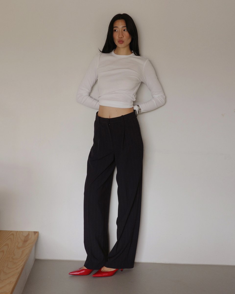 Mango's tweet photo. Have you heard about the red theory? In the new chapter of the The Dispatch, hostess Laura Jung explains it, tries it, approves it, and definitely loves it ❣️ 

You can read the full article exclusively at https://t.co/98VrVXQ1Zo or on the MANGO app https://t.co/tYcpHT1igg