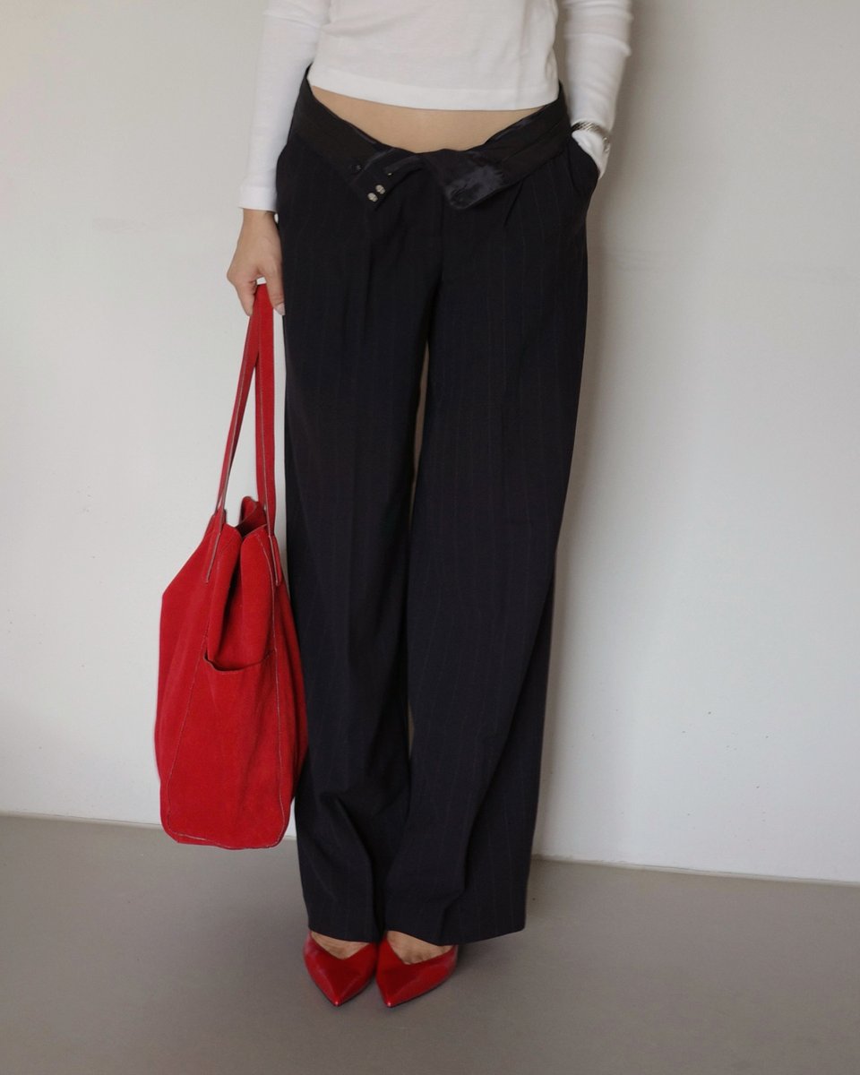 Mango's tweet photo. Have you heard about the red theory? In the new chapter of the The Dispatch, hostess Laura Jung explains it, tries it, approves it, and definitely loves it ❣️ 

You can read the full article exclusively at https://t.co/98VrVXQ1Zo or on the MANGO app https://t.co/tYcpHT1igg