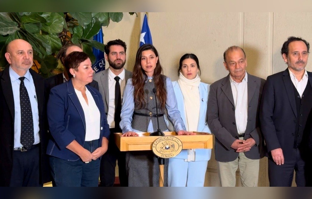 GAMBA_CL's tweet photo. ¿La izquierda seguirá defendiendo a los criminales caribeños? Faltan 6 votos para reponer proyecto que facilita expulsiones de inmigrantes ilegales https://t.co/1fvsJJ630K https://t.co/4CXe8Towtg