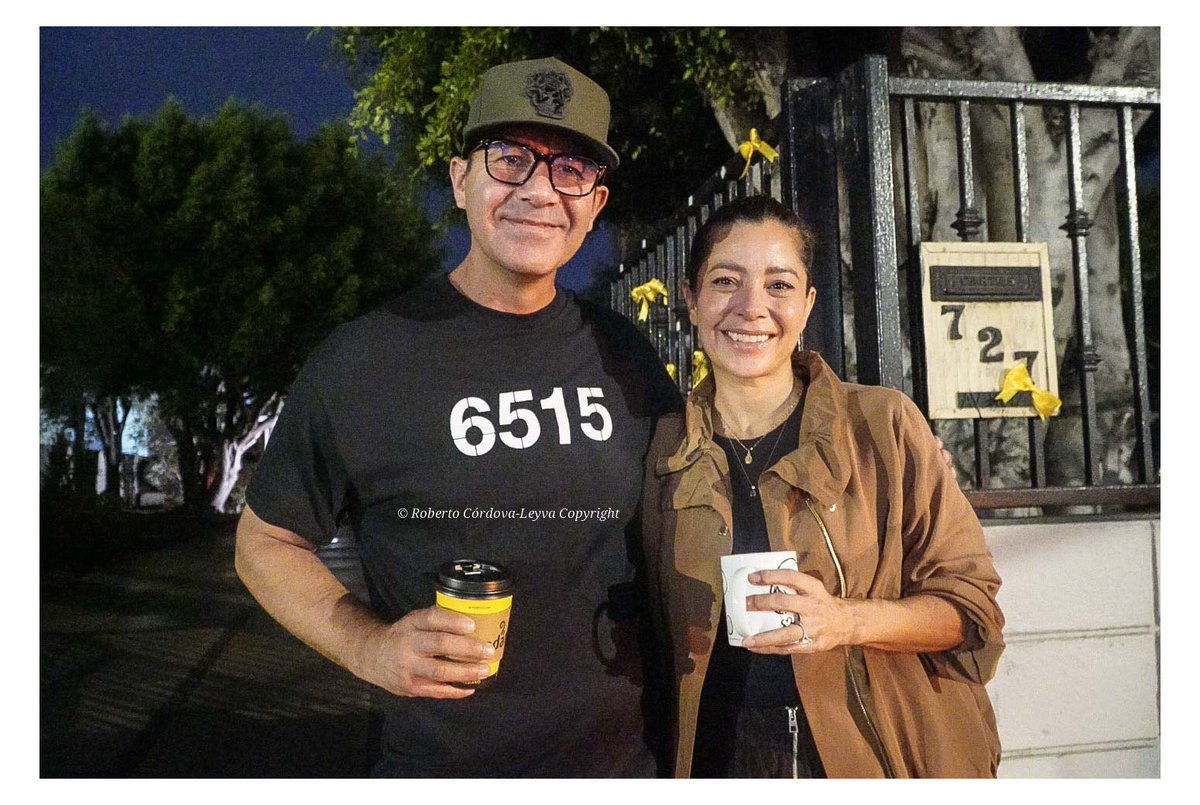 acostanaranjo's tweet photo. Verónica Ruffo y @raulveramx junto a vecinos, amigas, amigos y prensa, ya están en las puertas de su domicilio esperando la llegada de Ruffo. 
El traslado es ya muy rápido nos informan, está cerca de llegar a Ensenada, su casa. https://t.co/Un7t0yCKfa