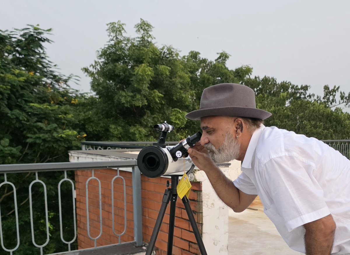 ipsvijrk's tweet photo. The proud owner of the much awaited telescope! अब दूर की दुनिया देखी जाए. https://t.co/YLDgrVjGXj