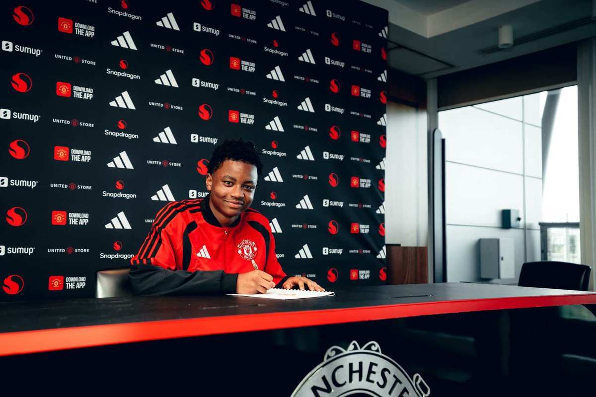 SimplyUtd's tweet photo. Welcome to  Manchester United Isaac Konde 🔴 https://t.co/8L0u0SEzKL