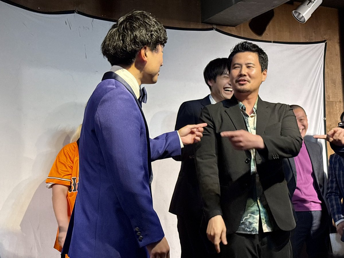 cidercider___'s tweet photo. 月曜夜のネタと企画、魂ずはコンビで挑戦。生のネギでポッキーゲームののちに再戦、持ちネタをがっつり披露したことで非難され「俺はちゃんと食レポやろうって言いました！でもコバシが！」と弁解する翁長さん。 https://t.co/2aVGP9ynFp