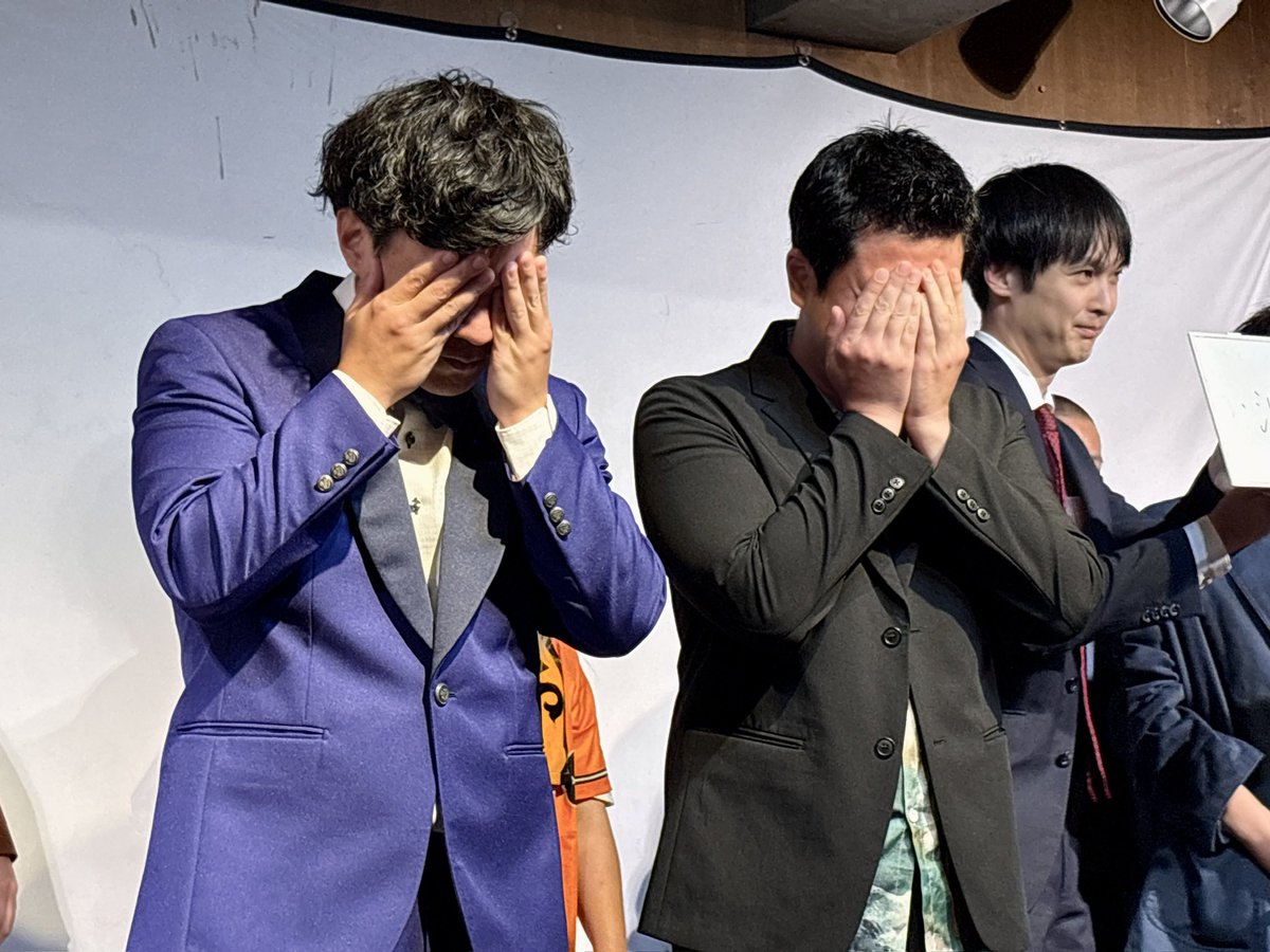 cidercider___'s tweet photo. 月曜夜のネタと企画、魂ずはコンビで挑戦。生のネギでポッキーゲームののちに再戦、持ちネタをがっつり披露したことで非難され「俺はちゃんと食レポやろうって言いました！でもコバシが！」と弁解する翁長さん。 https://t.co/2aVGP9ynFp