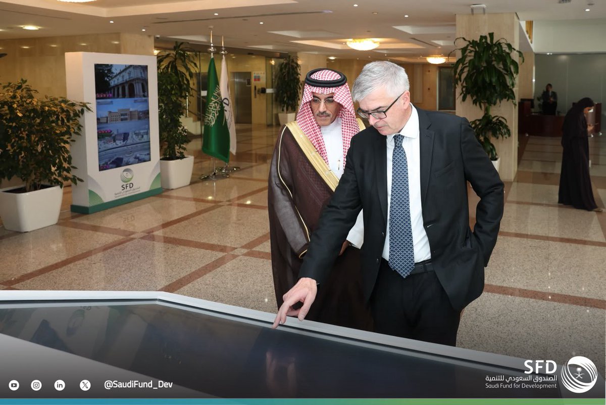 SaudiFund_Dev's tweet photo. #Riyadh | #SFD Deputy CEO, Eng. Faisal Al-Kahtani, received the #UK #G20 Sherpa, Mr. Michael Ellam, and his accompanying delegation at the Fund’s HQ. The meeting highlighted SFD’s longstanding role in supporting international development and strengthening global development partnerships.

#ProsperTogether