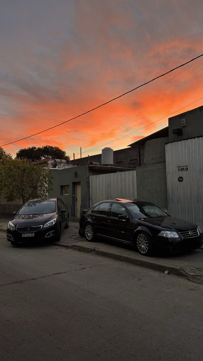 tiaagod55's tweet photo. 20 años, tengo los 2 autos que siempre soñé y como siempre los quise, tengo a la mujer que tanto deseaba e imaginaba, estudio lo que siempre quise, trabajo de lo que más me gusta, no podría quejarme de nada en esta vida 🥹❤️‍🩹 https://t.co/SlDktHKWZB