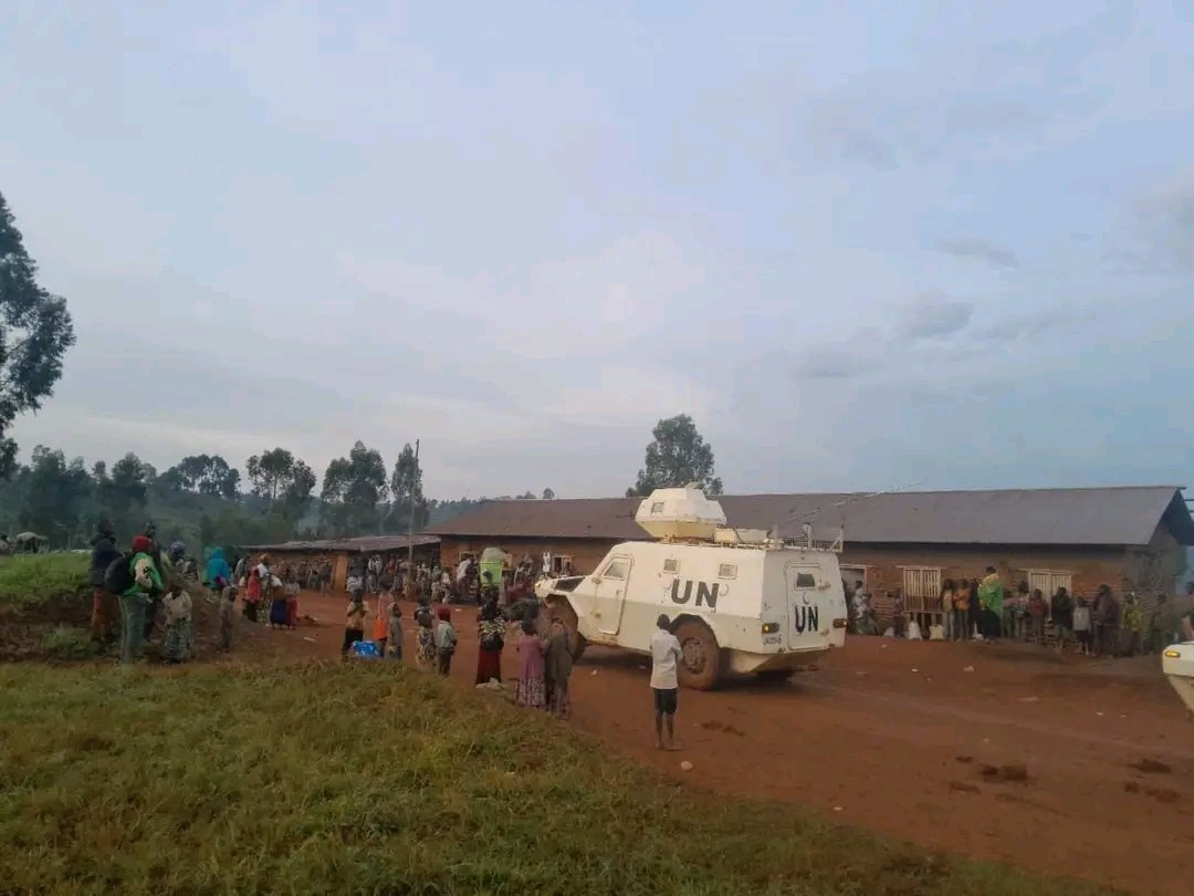 RetoucheWo51132's tweet photo. 🛑 Urgent  #Ituri : Plus de 3 100 civils ont fui les violences armées et se sont réfugiés auprès de la #MONUSCO à Rhoo, dans le territoire de #Djugu, en Ituri. Parmi eux, près de 1 600 femmes et 900 enfants ont bénéficié de la protection des Casques bleus bangladais après les affrontements signalés dimanche entre des groupes armés, notamment la #CODECO et la #CRP. La #MONUSCO a également pris en charge neuf personnes, dont deux hommes blessés par balle. La situation reste tendue ce lundi dans plusieurs localités, notamment à Blukwa et Gina, où des tirs ont encore été signalés.