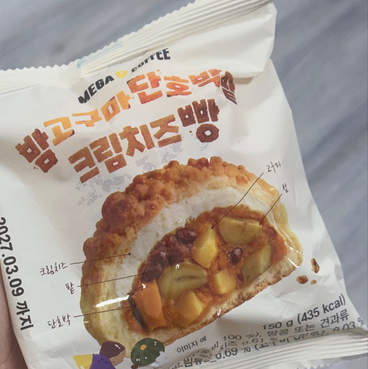 dearJ_fromS's tweet photo. 오늘 쟈니왈 웹소설빵&amp;빵계부대찌개인 메가빵 먹어봤는디 맛꽤괜. 생각보다 크고 먹으면 너무 배부름… https://t.co/c0XIAEeYyR