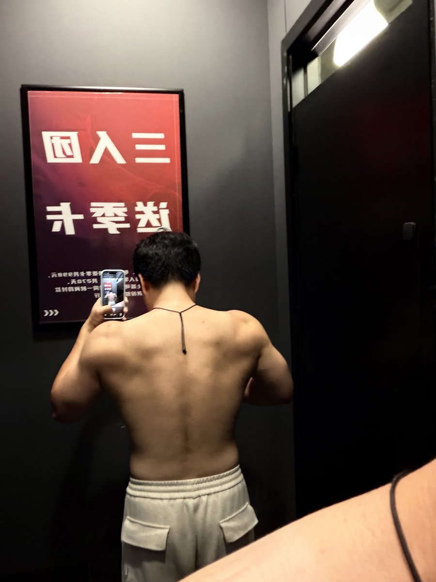 XiangPing33456's tweet photo. 调整光影之后肌肉明显好多 https://t.co/vObMLdWxo2