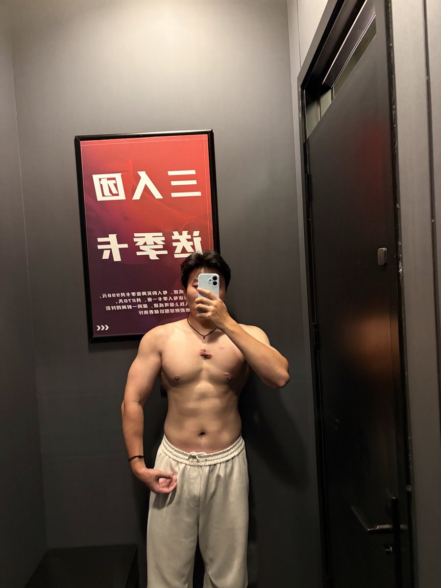 XiangPing33456's tweet photo. 调整光影之后肌肉明显好多 https://t.co/vObMLdWxo2