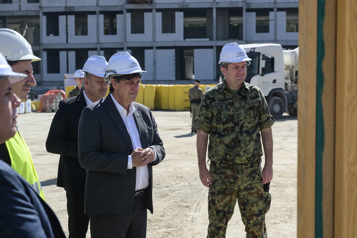 mo_i_vs's tweet photo. Министар одбране Братислав Гашић обишао је данас радове на изградњи нове зграде Министарства одбране и Генералштаба Војске Србије у касарни „Бањица“ у Београду. 🇷🇸

👉 https://t.co/wnE0R3zktx https://t.co/S0URsmyzJe