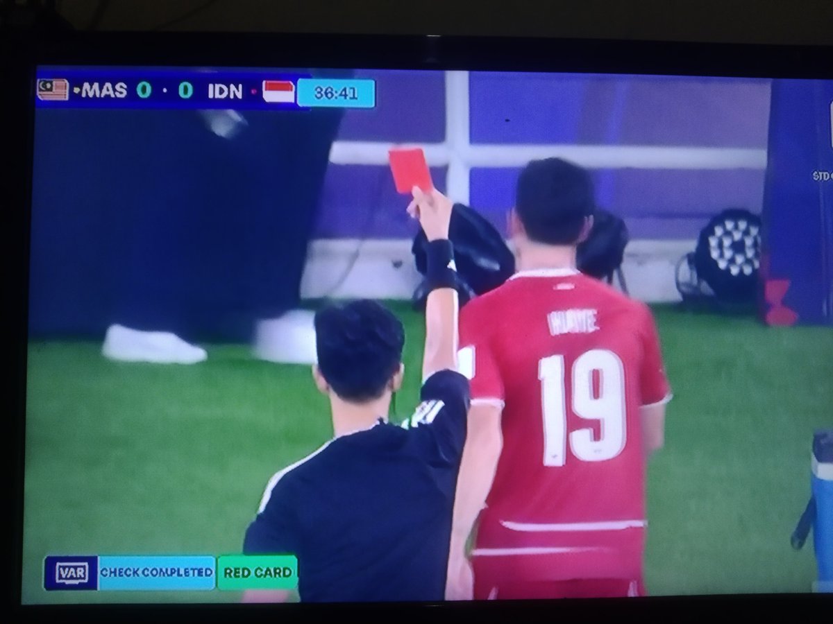 barcastuff_idn's tweet photo. TOM HAYE KARTU MERAH. INDONESIA BERMAIN DENGAN 10 PEMAIN. https://t.co/0UT5X1d3Nd