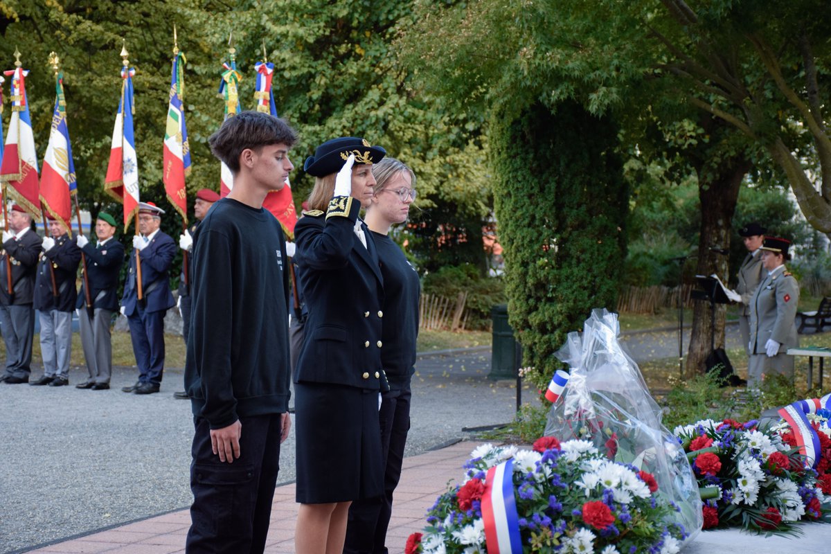 Prefet65's tweet photo. #Souvenirs #25septembre | Sibylle SAMOYAULT, préfète des Hautes-Pyrénées a présidé la cérémonie d’hommage aux Harkis, aux moghaznis et aux personnels des diverses formations supplétives et assimilés .
Un moment de mémoire et de reconnaissance pour ne pas oublier leur histoire. 🕊️ https://t.co/bGJcNWGtaD