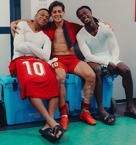 onuryazicioglu's tweet photo. QTM'in hayatı algılama biçimine karşı bu fotoğraf...

Dünya'nın her yerinde insan ilişkilerini kendi çerçevesinden yorumlayan QTM, Mbappe ve Belingham'ın Arda'ya karşı cephe aldığını anlatıp duruyor sürekli. Sanki Real'in soyunma odasından bilgi alıyorlar gibi.

Eskiden gazetecilikte fotoğraf yorumlamak diye bir şey vardı. İnsanların vücut dilinden çıkarımlar yapılır ve bunun üzerine haber analizler yapılırdı. Aşağıda gördüğünüz fotoğrafı yorumlamaya gerek yok. 

Fakat bu fotoğraf üzerinden QTM'in ne kadar fesat, gıybetçi, yalancı, düzenbaz ve kötülükten beslenen bir yapı olduğunu yorumlayabiliriz. Hiç de hata yapmış olmayız. Üçü de bundan 10 sene önce çocuktu ve şimdi şu fotoğrafı verecek kadar arkadaşlar. Üstelik Kocaeli'nde oynanan bir maçta. Bu kare ülke futbolunun istikametinin ne olması gerektiğiyle ilgili bize birçok ipucu veriyor. 

Önemli olan Mbappe'yi transfer etmek değil. En az bir Mbappe de senin üretebilmen. Gençlik diyoruz, gelişim diyoruz. Aslında bunu savunan insanlar olarak haklı olduğumuz çok barizken, kazanan hep Avrupa'da ıskartaya çıkmış oyunculara dünya para verme destekçisi olanlar oluyor. Şu fotoğrafa bakıp bakıp, transfer sapıklarının ne kadar şapşal olduğunu anlamak gerekir.
