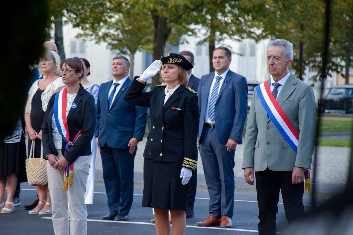 Prefet65's tweet photo. #Souvenirs #25septembre | Sibylle SAMOYAULT, préfète des Hautes-Pyrénées a présidé la cérémonie d’hommage aux Harkis, aux moghaznis et aux personnels des diverses formations supplétives et assimilés .
Un moment de mémoire et de reconnaissance pour ne pas oublier leur histoire. 🕊️ https://t.co/bGJcNWGtaD