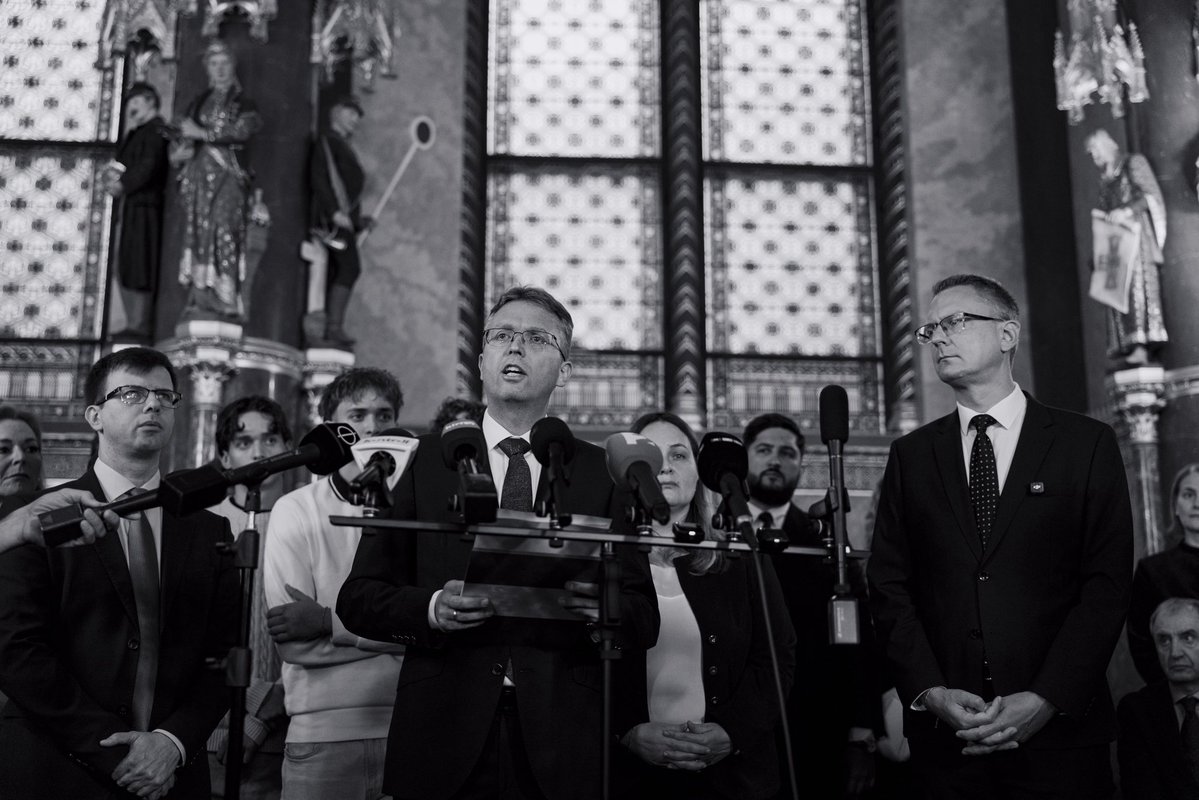 BalazsOrban_HU's tweet photo. A 1950s-style political prosecution is taking place in the Hungarian Parliament.

The Prime Minister openly threatens MPs. Their families and Fidesz parliamentary group stand with them. They do not run away. Then the police are sent into Parliament to drag elected MPs out.

This is the kind of political intimidation and abuse of state power that Hungary remembers from the communist era.

And even the show trial itself is not their own invention. They copied it from Poland, where the Brussels-backed government has already used similar methods against its political opponents.

We stand with the persecuted MPs!