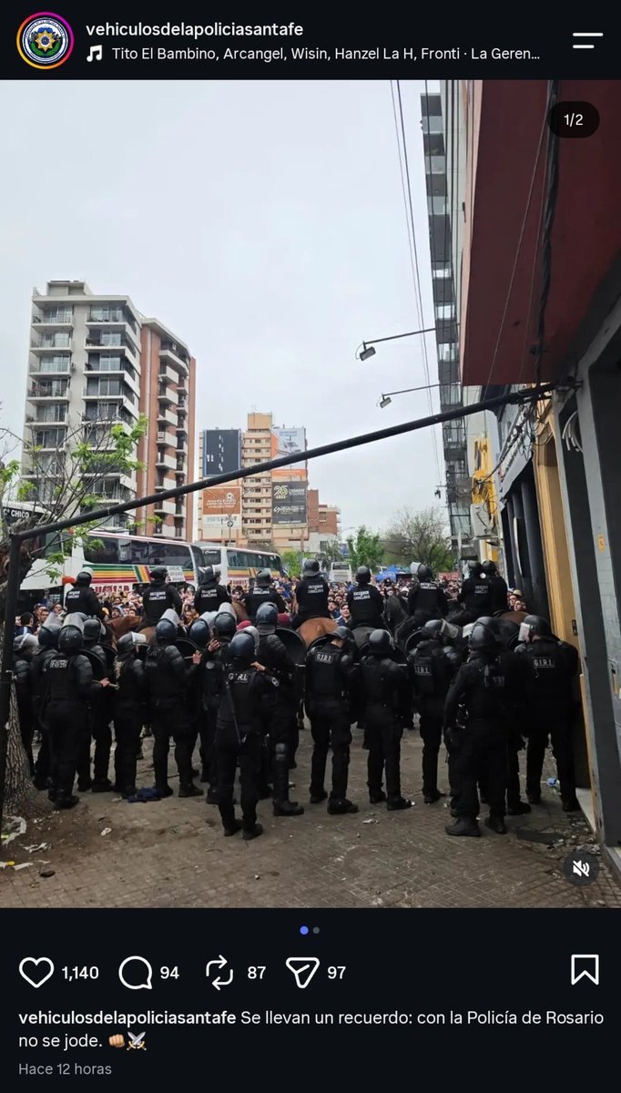 Barras_LATAM's tweet photo. Una vergüenza estos posteos, se hacen los vivos encima.

Ayer le pegaron y gasearon a chicos, a familias, a gente que tenía su entrada en mano, tanto del lado de Racing como del lado de Boca.

Ayer buscaron que pasara algo grave, y por suerte la gente no cayó en el juego de estos.