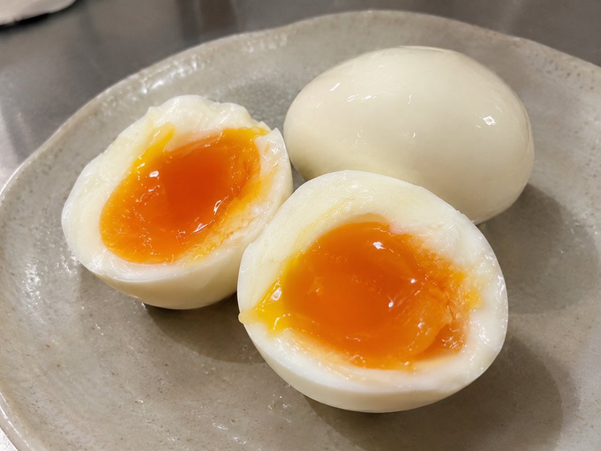 yucha_diet_0's tweet photo. みなさん…ゆで卵を浅漬けの素に漬けるのです…酸味と旨味が加わった塩味の激うま味玉が出来ます…ご飯も進むしお酒のつまみにも最高…日持ちもします…正直めんつゆより美味しい…一度作るとめちゃくちゃハマります�� https://t.co/9XmyjkKeVw