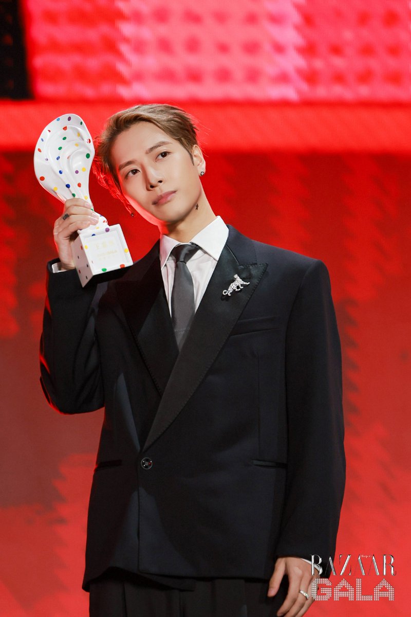 JacksonWGlobal's tweet photo. [WEIBO] 260928 BAZAARGALA

📸  Jackson Wang at the BAZAAR GALA in Wuhan 

#JacksonWang #王嘉尔 #잭슨 #TEAMWANG @JacksonWang852 https://t.co/XoC3lUQiqU