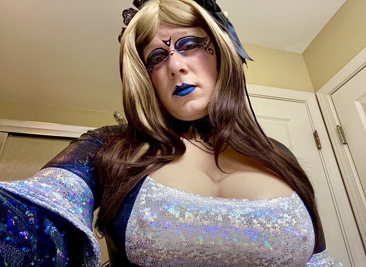 BiancaDollithy's tweet photo. Eyes up, doll. I want you to appreciate the view as you begin your life in the dollhouse. 💋✨😘 https://t.co/hDFk2EQXu5