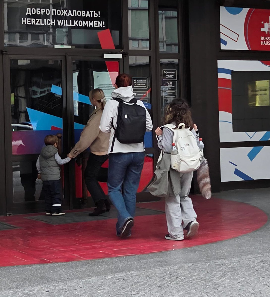 Sunnymica's tweet photo. Anfang September sah es nach Abschied aus. Vor dem Russischen Haus in Berlin fuhren Autos vor, Kisten wurden auf Karren weggeschafft, die aus Moskau entsandten Mitarbeiter mussten ausreisen. 
In Moskau-Wnukowo wartete Igor Tschaika, Chef der sanktionierten Staatsagentur Rossotrudnitschestwo, mit Blumen auf die kommissarische Leiterin und versprach den Heimkehrern neue Posten.

Pustekuchen. Das Haus ist nicht geschlossen. 
Die Sommerpause ist vorbei, drinnen laufen Filme, Ausstellungen und neue Sprachkurse, Familien gehen ein und aus. Über der Tür steht „Herzlich willkommen“. 

Und draußen werden die Menschen, die seit Jahren mit Ukrainefahnen davorstehen, heftiger beschimpft und inzwischen sogar bespuckt. Kameras am Haus filmen seit Jahren den Bereich vor dem Gebäude; Aufnahmen wurden bereits in Polizeiverfahren gegen Demonstranten verwendet. Ob sie dabei unzulässig auch den öffentlichen Straßenraum erfassen, prüft die Berliner Datenschutzbehörde seit 2025.

Ein deutsches Gericht hat das Haus institutionell längst eingeordnet: mit Rossotrudnitschestwo „identisch bzw. deren unselbständiger Teil“. 
Trotzdem erzählen Wagenknecht, Dağdelen und AfD-Politiker, hier werde russische Kultur angegriffen.

Puschkin wurde verbannt, Dostojewski zum Tode verurteilt und erst auf dem Richtplatz begnadigt, Bulgakows Bücher wurden verboten, Mandelstam starb im Lager. 
Das war der russische Staat, nicht Berlin.

Wer heute eine sanktionierte russische Staatsagentur im Namen Puschkins verteidigt, versteht Russland nicht besser. Er spricht nur die Sprache des Kremls.

Moskau tanzt uns auf der Nase herum. Aber es braucht dafür Leute hier, die die Musik machen.
Mehr dazu auf den Antwortseiten. Den Link findet ihr unten.