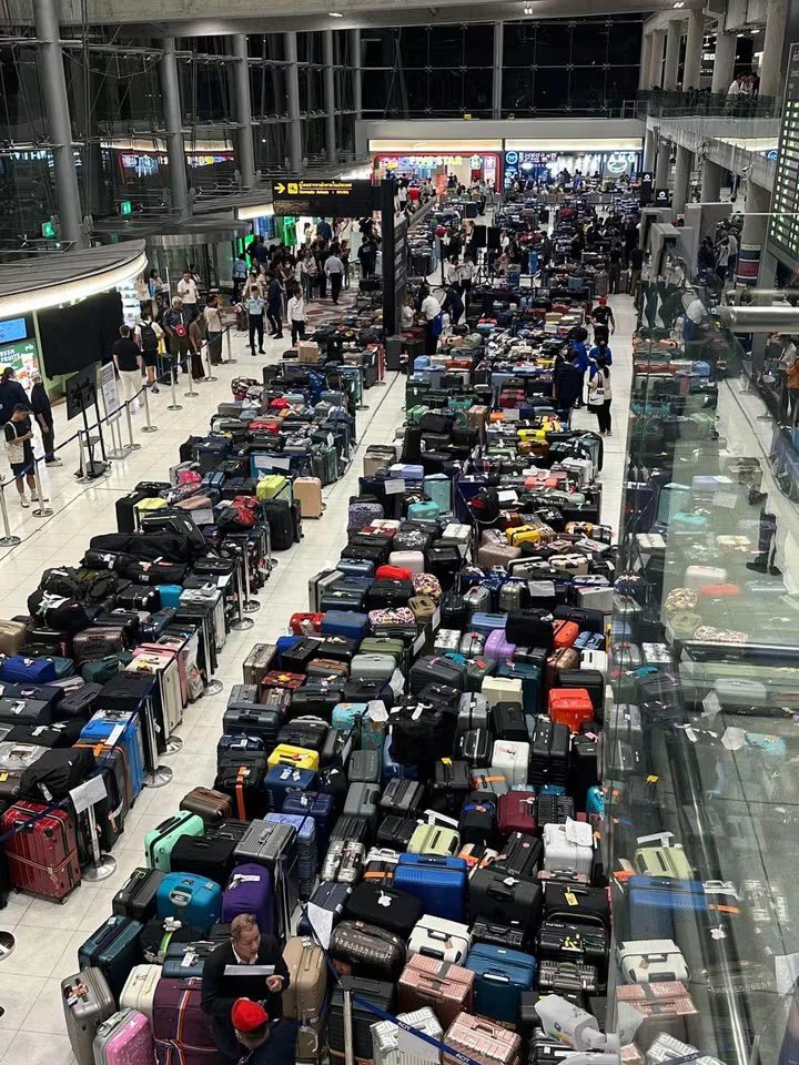 RonallChersan's tweet photo. 🛬 นี่คือส่วนหนึ่งของกระเป๋าผู้โดยสารที่ตกค้างอยู่ที่สนามบินสุวรรณภูมิในเวลานี้

ย้ำ ! นี่คือแค่ส่วนหนึ่งเท่านั้นและจะทบเพิ่มขึ้นเรื่อยๆถ้าสถานการณ์ยังไม่ดีขึ้น 🫠 https://t.co/WODrmHa0jm