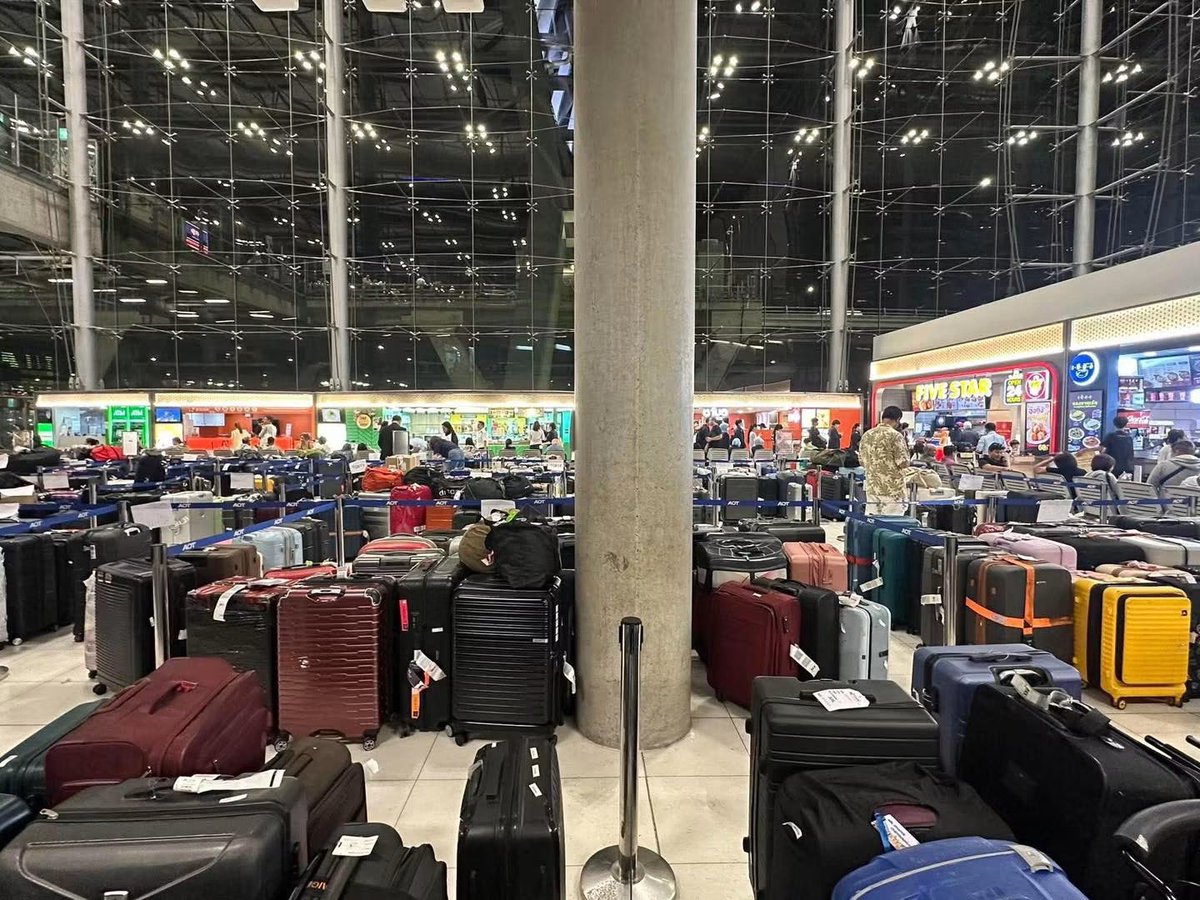 RonallChersan's tweet photo. 🛬 นี่คือส่วนหนึ่งของกระเป๋าผู้โดยสารที่ตกค้างอยู่ที่สนามบินสุวรรณภูมิในเวลานี้

ย้ำ ! นี่คือแค่ส่วนหนึ่งเท่านั้นและจะทบเพิ่มขึ้นเรื่อยๆถ้าสถานการณ์ยังไม่ดีขึ้น 🫠 https://t.co/WODrmHa0jm