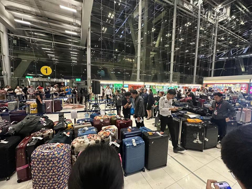 RonallChersan's tweet photo. 🛬 นี่คือส่วนหนึ่งของกระเป๋าผู้โดยสารที่ตกค้างอยู่ที่สนามบินสุวรรณภูมิในเวลานี้

ย้ำ ! นี่คือแค่ส่วนหนึ่งเท่านั้นและจะทบเพิ่มขึ้นเรื่อยๆถ้าสถานการณ์ยังไม่ดีขึ้น 🫠 https://t.co/WODrmHa0jm