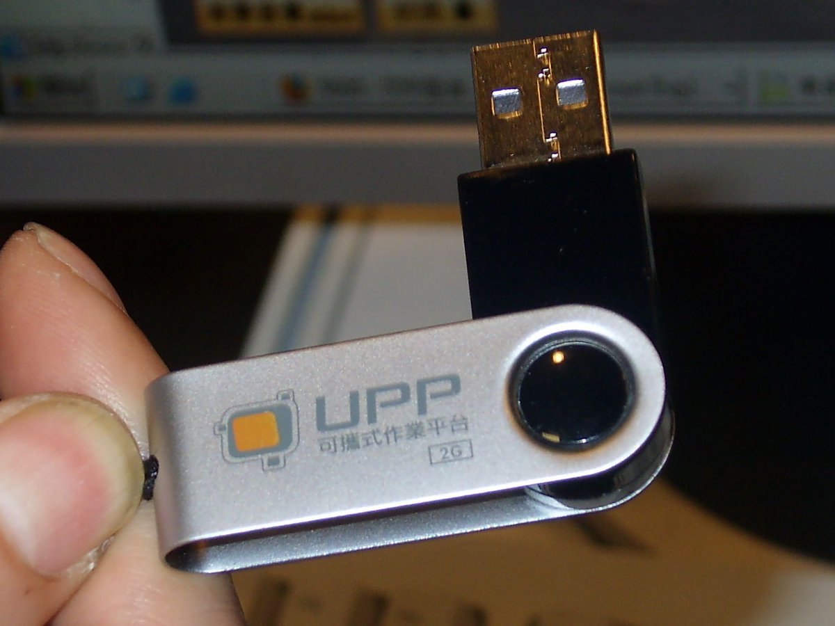 TheSuranaverse's tweet photo. this programmer forgot his USB drive while he was traveling from Boston to New York so he spent the entire ride writing code so he would never need one again https://t.co/UZwTPIiw3N
