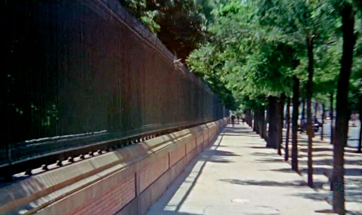 latinapaterson's tweet photo. Recordatorio: no hay ningún proyecto en marcha para devolver al Parque del Retiro sus aceras originales: 5 m. de anchura y doble fila de árboles. Hoy, taladas, miden 1,5 m., para hacer más sitio al dueño de la ciudad de Madrid: el coche, su ruido y su pestilente humo contaminante https://t.co/M84Y3B5fDJ