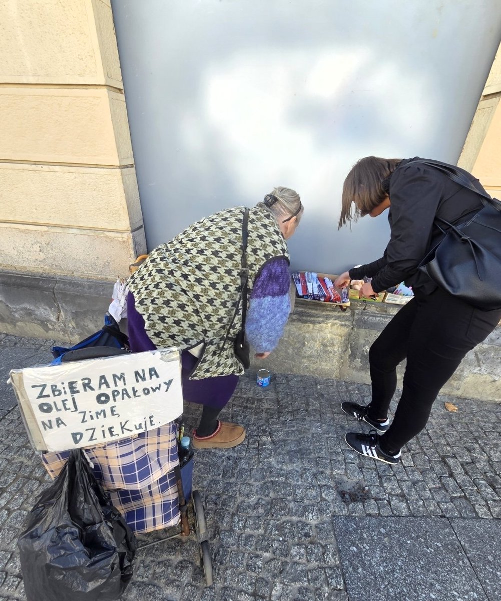 szachmad's tweet photo. Na rogu Nowego Światu i Świętokrzyskiej staruszka zbiera żeby zimą nie zamarznąć przy tych cenach. My z Anią pomogliśmy. Jeśli ktoś jest w okolicy - to wiecie, co zrobić. 

Zaraz pewnie Straż Miejska Trzaskowskiego wlepi jej mandat. https://t.co/YlO5rPDO74