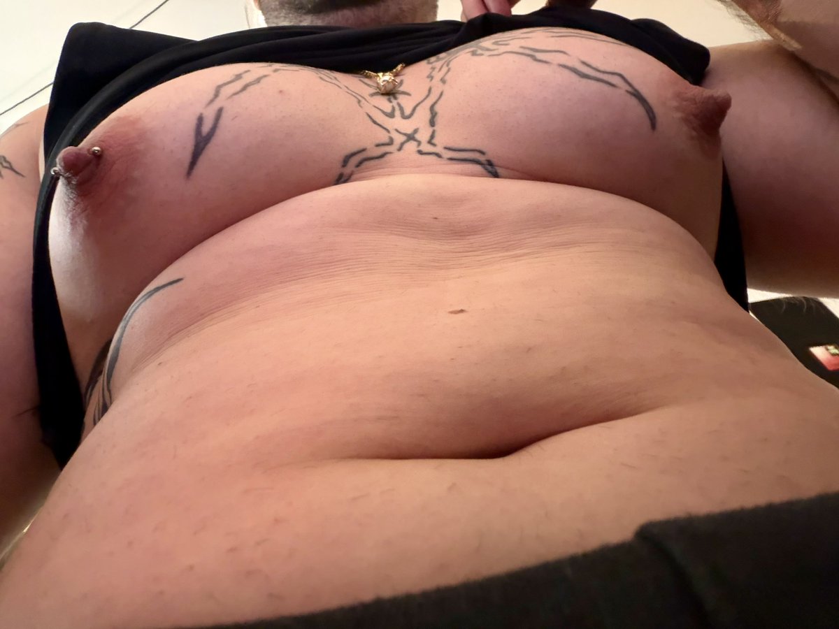 slutishya's tweet photo. What’s hiding under the shirt 

#nipples #nipplesplay #pecs #bara #barachest #bulk https://t.co/d9AvkL1Y3Y