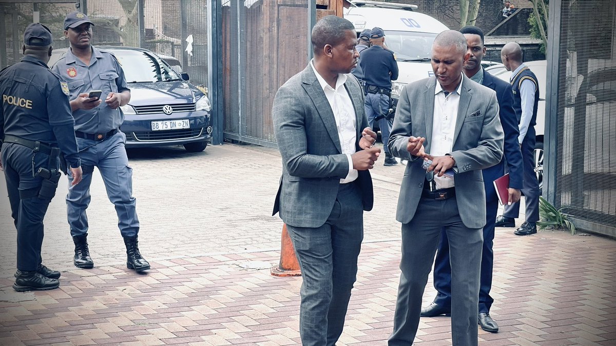 DasenThathiah's tweet photo. Colonel Ntate Khumalo - seen here speaking to Lt-Col Malcolm Fynn of the PKTT - was also at court with his team. 

The investigation into the murders of Nel and Khuzwayo, and the theft of CI funds, is being handled by GCI-Ops. 

They are working closely with respected senior state prosecutors Adv Elvis Gcweka and Adv Lawrence Gcaba. 

@eNCA