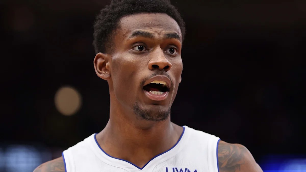 Sleeper_Hoops's tweet photo. Centers in the NBA who are making more than $35 million a year:

- Nikola Jokic 
- Joel Embiid 
- Karl-Anthony Towns 
- Domantas Sabonis 
- Rudy Gobert 
- Alperen Sengun 

Jalen Duren declined a deal that would’ve paid him $40 mil per season 😳😳 https://t.co/XzrUhivKNJ