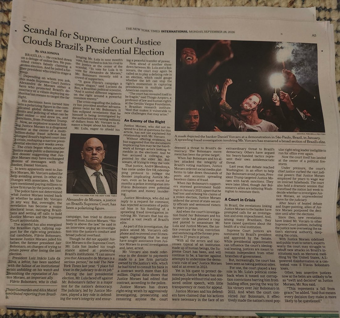 ClauAker's tweet photo. 🚨 Moraes exposto! 

A edição de hoje do The New York Times traz a cara de Alexandre de Moraes impressa.

“Moraes, que não respondeu à lista de perguntas enviada para esta reportagem, ainda não explicou sua relação com Vorcaro. Sem apresentar provas, sugeriu que os documentos que o implicam podem ser obra de agentes estrangeiros interessados em interferir nas eleições.” - seção “An Enemy of the Right”

A reportagem fala sobre as suspeitas que o ligam ao caso Banco Master e ao banqueiro Daniel Vorcaro. O jornal mostra como essas revelações aumentam a tensão às vésperas da eleição presidencial brasileira.