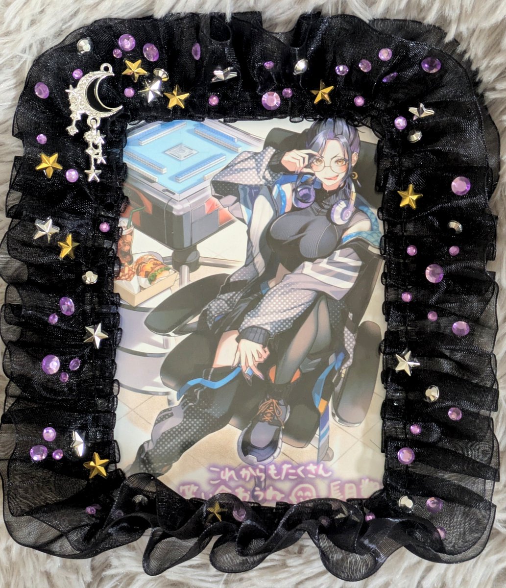 rono_happy's tweet photo. ネットプリントのデコが完成✨
長月 朔さん（@saku_nagatsuki）のイメージに合わせて、

​🌙 三日月チャーム
🟣 紫のストーン
🖤 黒のフリルリボン

​をあしらいました。
アイテムは全て100均（セリア）で購入！
満足のいく仕上がりになって嬉しい😊

#推し活 #推しグッズ #デコ #100円ショップ https://t.co/GnSN7Qei2f