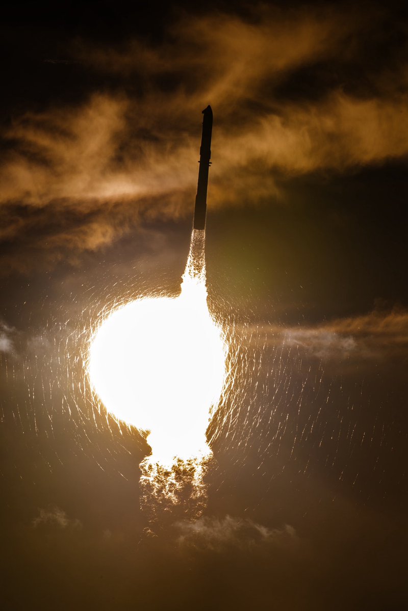 AJamesMcCarthy's tweet photo. Look at how Starship’s supersonic plume affects the air in its wake. 

Incredible. https://t.co/1vm88Q6xqM