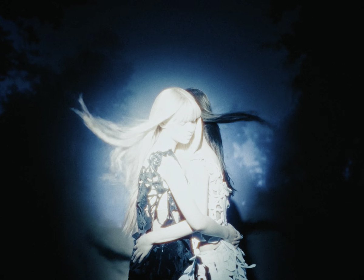 mellymilk_m's tweet photo. กรี้ดดดดดดดดด เทรลเลอร์😳😳😳 สวยมากกกกกก แล้วสัญญะมาเต็ม น่าตีความมากกก แฮลี่กอดกันงงมาก แล้วคือสวยตาแตก จยูกยูคือสวยอ่าา มักเน่โตแร้ว😭😭 ซอลเบคือเปรี้ยวอะเผ็ซๆ แล้วสวย���้ากกกก เอนมิกทุกคนคือนิยามเป็นแก้วเป็นแสงมาก แล้วองค์ประกอบในเทรลเลอร์แต่ละอันสวยอ่าาา https://t.co/Mf2x9FrEM9