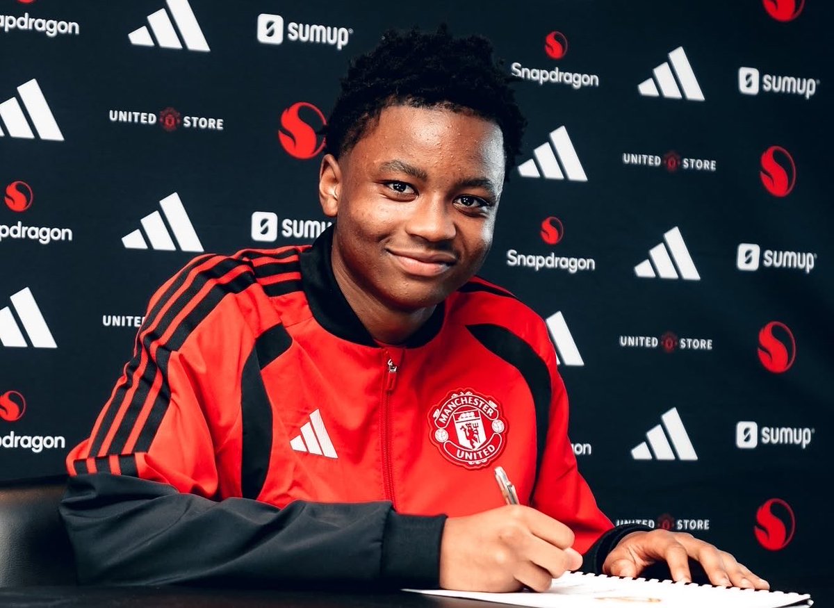 FabrizioRomano's tweet photo. 🚨 Manchester United confirm the signing of Isaac Konde as the 16-year-old winger joins from Liverpool.

Konde joins the U18s and long term plan at #MUFC. https://t.co/ooNzQtc7Bf
