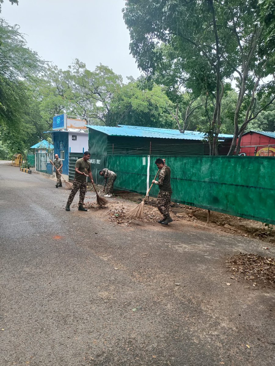 236bncrpf's tweet photo. दिनांक 28/09/26 को चलाए गए स्वच्छता ही सेवा अभियान के अंतर्गत 236 बटालियन केंद्रीय रिजर्व पुलिस बल द्वारा वाहिनी के बाईं ओर की सड़क पर सफाई अभियान चलाया गया। https://t.co/Do1lYsfkzx