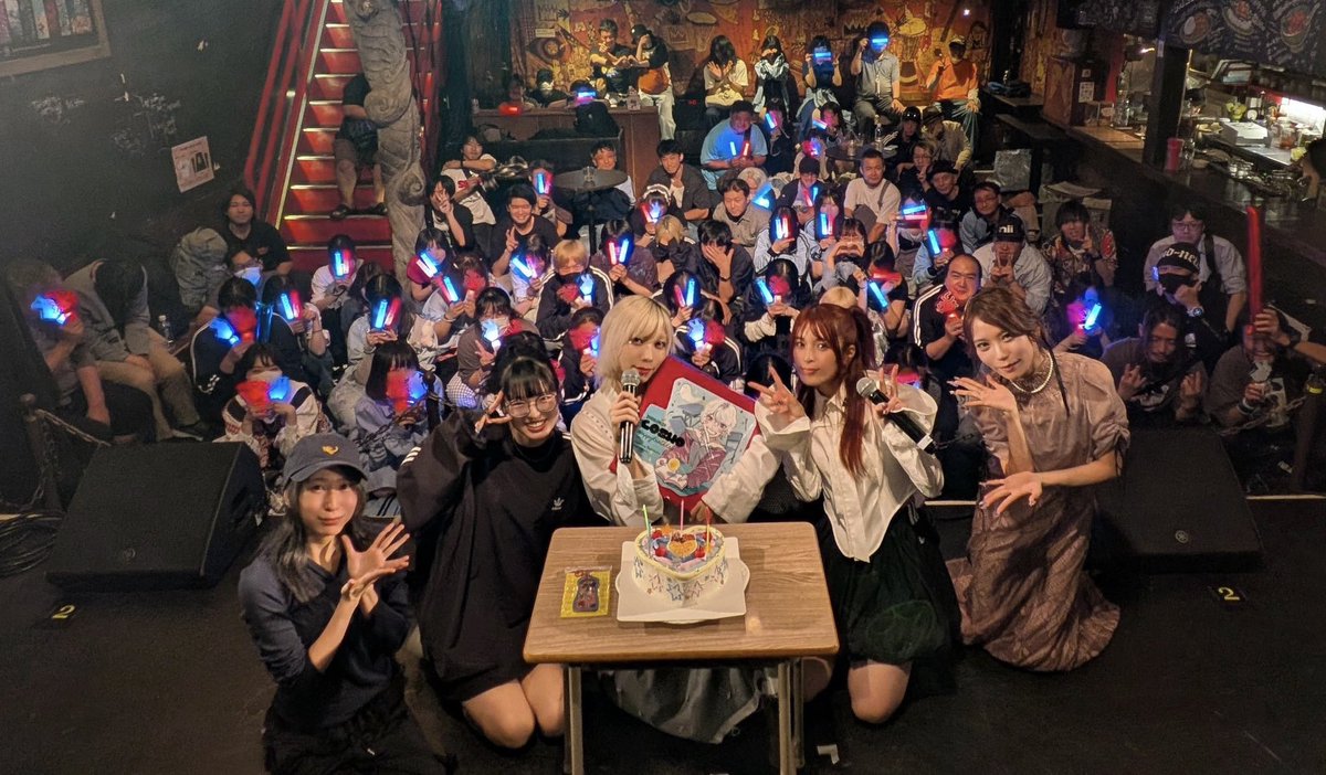 COSHOTaaaaN's tweet photo. 古正寺恵巳生誕ライブ2026.9.27 .*･ﾟ
今年も月にお集まりいただきありがとうございました🐇🌖
両部ともやりたい放題できて楽しかった
皆さんがずーっと宝物みたいに見えてました笑顔も涙もキラキラです！
ゲストのプールイもありがとう
プールイに「アイドルを辞める日」を歌って欲しかったのです、最後まで戦い続ける人の歌だから❤️‍🩹