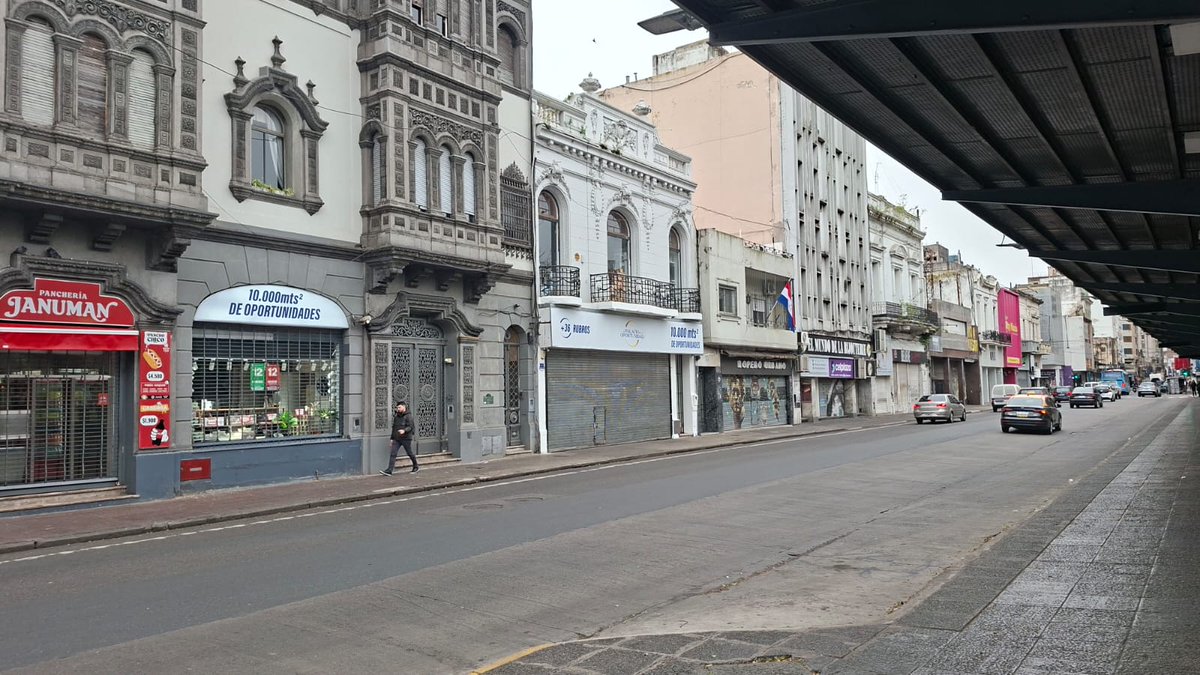 aecrosario's tweet photo. Masivo cierre de negocios, supermercados y shoppings rosarinos para que los empleados de comercio disfruten su feriado
Este lunes tiene carácter de feriado nacional para los trabajadores mercantiles. Las imágenes de una jornada a media máquina en la ciudad. https://t.co/8jtlmCjhI1