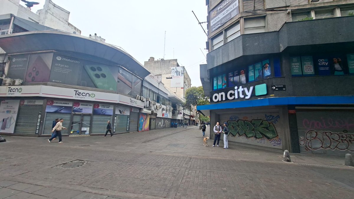 aecrosario's tweet photo. Masivo cierre de negocios, supermercados y shoppings rosarinos para que los empleados de comercio disfruten su feriado
Este lunes tiene carácter de feriado nacional para los trabajadores mercantiles. Las imágenes de una jornada a media máquina en la ciudad. https://t.co/8jtlmCjhI1