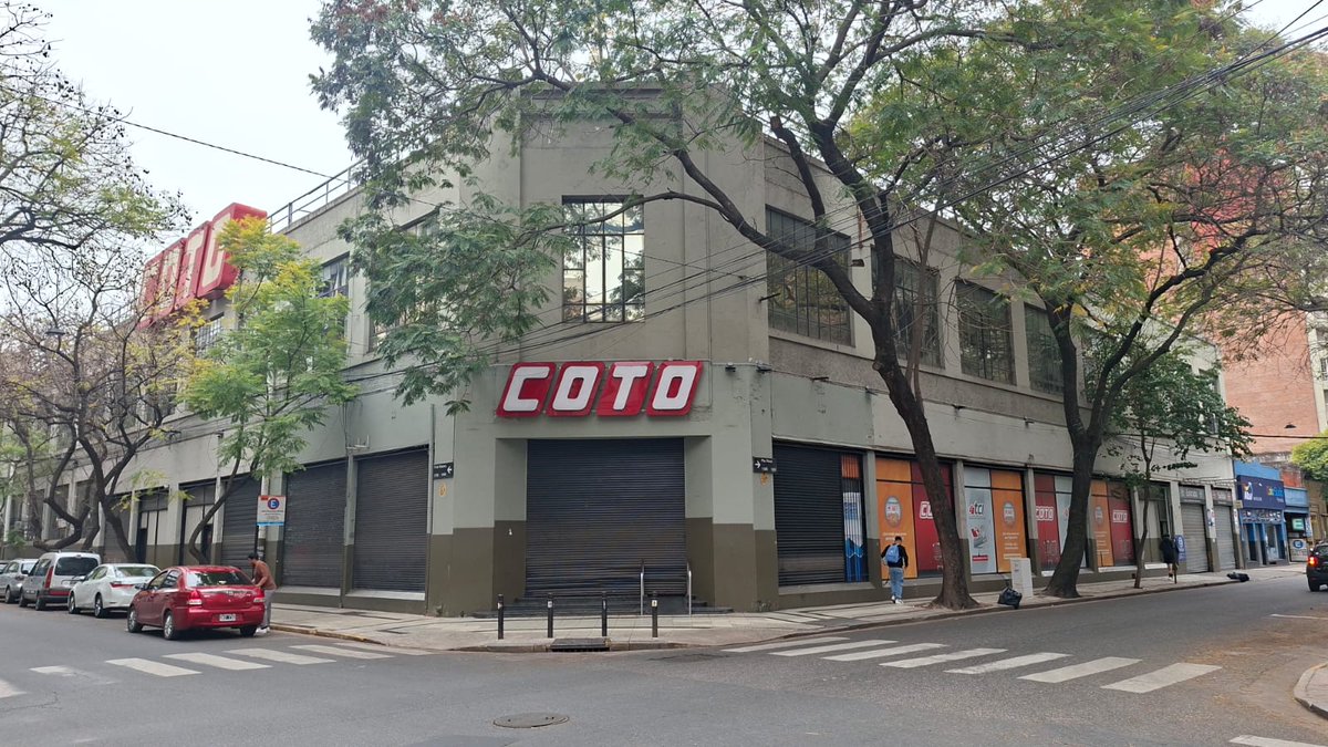 aecrosario's tweet photo. Masivo cierre de negocios, supermercados y shoppings rosarinos para que los empleados de comercio disfruten su feriado
Este lunes tiene carácter de feriado nacional para los trabajadores mercantiles. Las imágenes de una jornada a media máquina en la ciudad. https://t.co/8jtlmCjhI1
