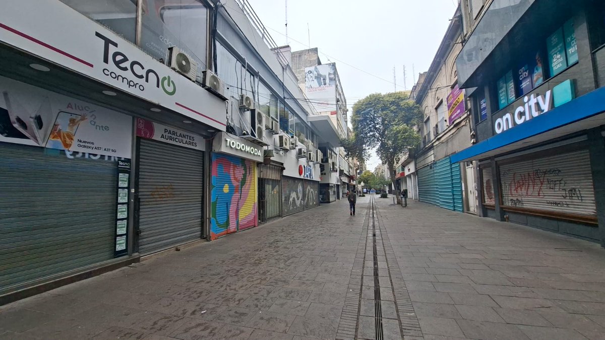 aecrosario's tweet photo. Masivo cierre de negocios, supermercados y shoppings rosarinos para que los empleados de comercio disfruten su feriado
Este lunes tiene carácter de feriado nacional para los trabajadores mercantiles. Las imágenes de una jornada a media máquina en la ciudad. https://t.co/8jtlmCjhI1