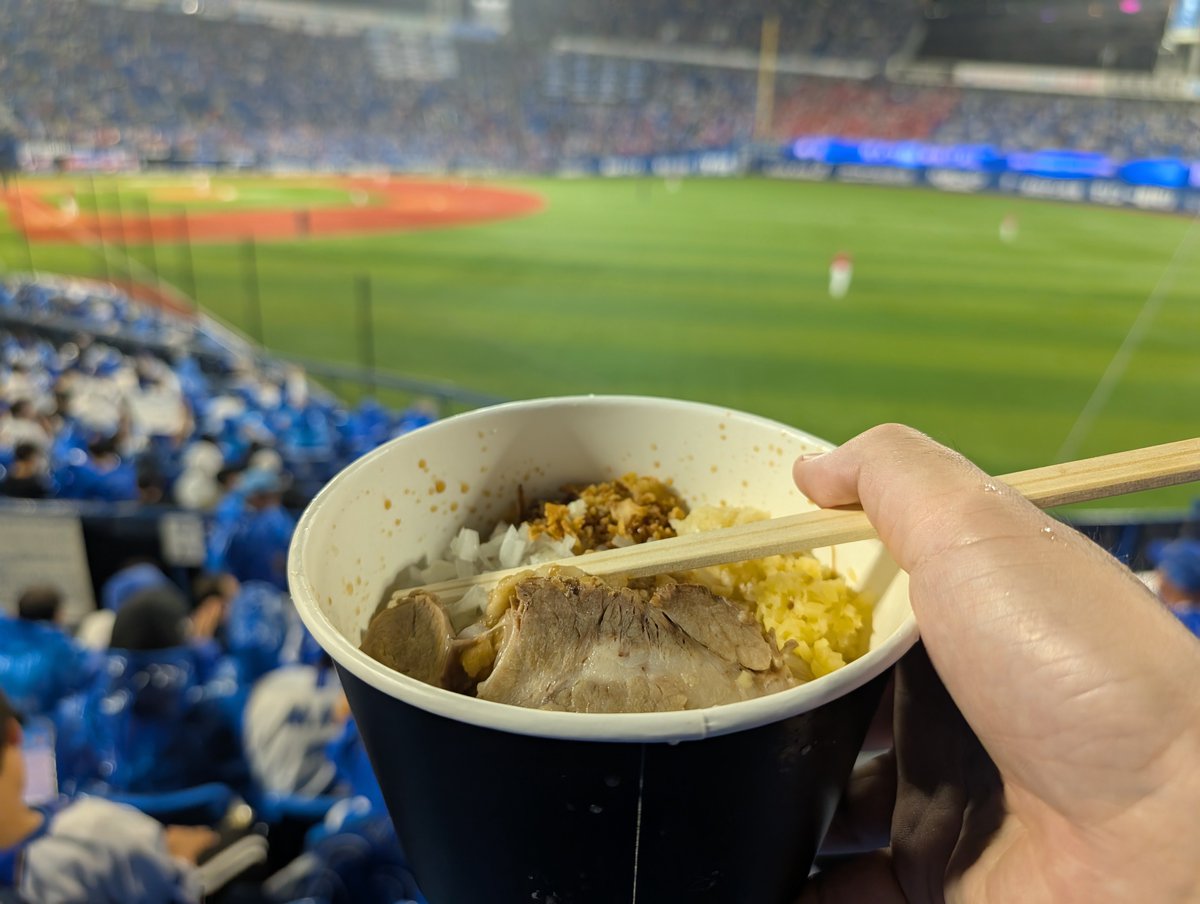 chitoseranner's tweet photo. まぁ、俺の生きる道は美味かったよ
球場でガッツリ麺を食えるのは良いよ https://t.co/ilAn9oZyPE