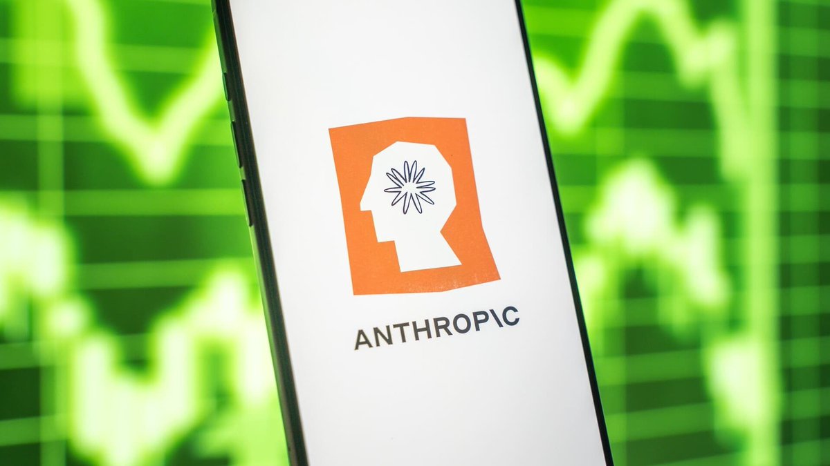 FlasheurInvest's tweet photo. 🚨 Anthropic est en train de réserver une quantité absolument MONSTRUEUSE de puissance de calcul !

La société aurait déjà contractualisé l’équivalent de 2,6 GW d’infrastructures IA basées sur Nvidia $NVDA, avec des livraisons prévues jusqu’en 2028.

Mais le chiffre le plus dingue est ailleurs.

En cumulant les accords annoncés avec les différents géants du cloud et neoclouds, la valeur des infrastructures IA contractualisées par Anthropic dépasserait désormais les 180 MILLIARDS de dollars.

Oui oui, 180 milliards.

Pour une entreprise qui n’existait même pas il y a 6 ans.

La course à l’IA est littéralement devenue une course aux infrastructures.

Et d’ailleurs, le plus fou c’est qu’il est désormais possible de s’exposer à l’évolution de sa valorisation avant même une éventuelle IPO grâce à OKX.

Je vous explique comment juste en dessous de ce premier tweet 👇