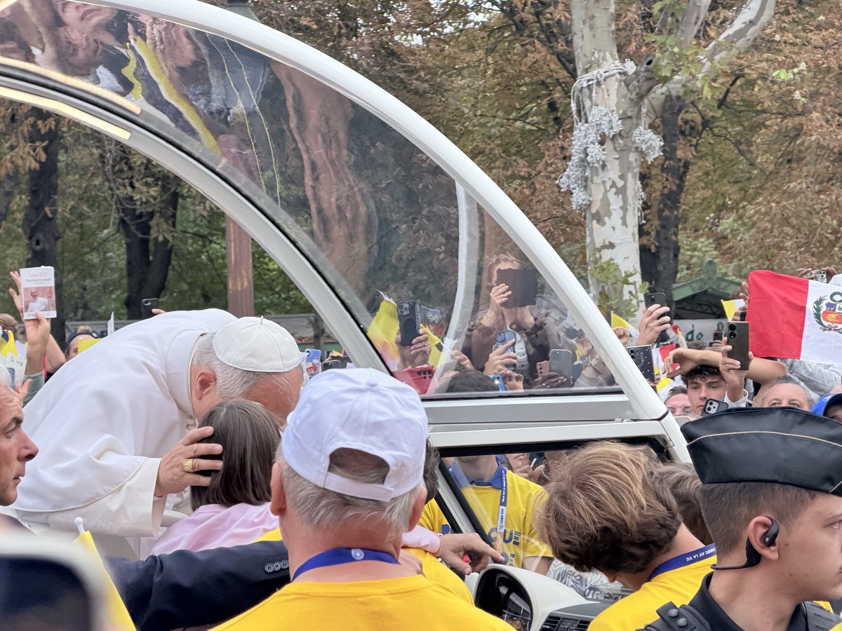 al_bonnel's tweet photo. Le pape a rouvert la voie. Pour que le monde ait la vie.

Samedi, j’ai vécu une expérience que je ne pourrai probablement jamais décrire avec des mots.

C’est la première fois de ma vie que je vois cela : des milliers de personnes autour de moi dont les visages s’illuminent. Des regards apaisés, des voix rassurées, des gestes tendres. Sur son passage, le pape a bouleversé les cœurs.

Autour de moi, toutes les couleurs, tous les âges, toutes les classes sociales. Et, aux premières places, les plus vulnérables : des personnes handicapées, des personnes âgées, des hommes et des femmes fragiles.

C’est là que quelque chose d’extraordinaire s’est produit : chacun aidait l’autre naturellement. Une main se tendait, quelqu’un faisait une place, accompagnait, soutenait.

J’en avais les larmes aux yeux. Dans les rues, même des touristes étrangers parlaient de « miracle ».

Des millions de personnes se sont rassemblées autour d’une conviction : le bien, le beau, le juste, l’entraide et l’amour peuvent être plus forts que le pouvoir, le bruit médiatique et la consommation.

Le pape a rouvert une voie. Par sa présence, par son sourire, par la simplicité de ses gestes.

Ce que j’ai ressenti demeure difficile à expliquer. Mais cette journée m’a donné une envie et une force nouvelles : vous parler davantage du beau, du juste et de tous ceux qui, souvent dans l’ombre, façonnent un monde qui tient encore debout. Raconter ceux qui nous donnent des raisons de garder espoir et foi en l’humanité.

Ces images ont été bénies.

Puissent-elles vous apporter un peu de la paix et de la joie que j’ai ressenties ce jour-là. Pour que le monde ait la vie.