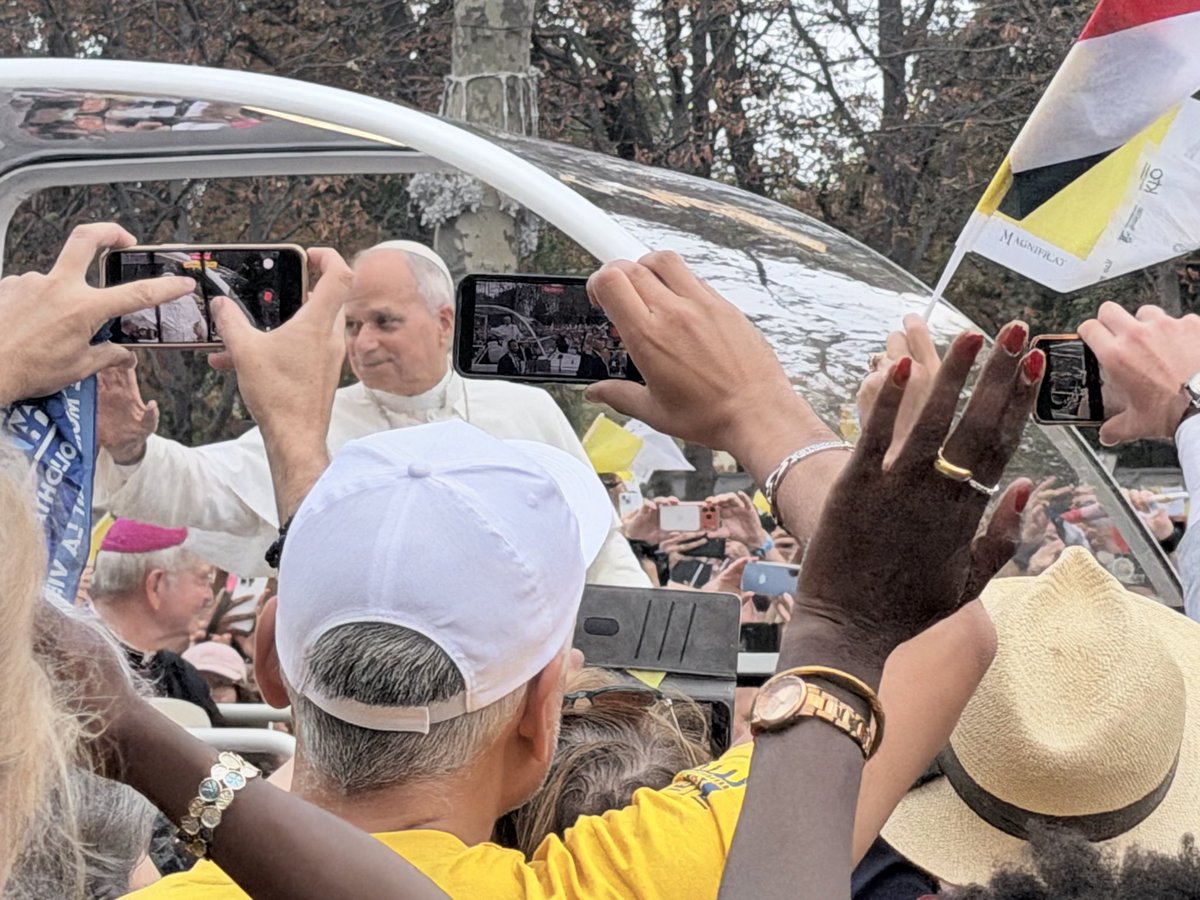 al_bonnel's tweet photo. Le pape a rouvert la voie. Pour que le monde ait la vie.

Samedi, j’ai vécu une expérience que je ne pourrai probablement jamais décrire avec des mots.

C’est la première fois de ma vie que je vois cela : des milliers de personnes autour de moi dont les visages s’illuminent. Des regards apaisés, des voix rassurées, des gestes tendres. Sur son passage, le pape a bouleversé les cœurs.

Autour de moi, toutes les couleurs, tous les âges, toutes les classes sociales. Et, aux premières places, les plus vulnérables : des personnes handicapées, des personnes âgées, des hommes et des femmes fragiles.

C’est là que quelque chose d’extraordinaire s’est produit : chacun aidait l’autre naturellement. Une main se tendait, quelqu’un faisait une place, accompagnait, soutenait.

J’en avais les larmes aux yeux. Dans les rues, même des touristes étrangers parlaient de « miracle ».

Des millions de personnes se sont rassemblées autour d’une conviction : le bien, le beau, le juste, l’entraide et l’amour peuvent être plus forts que le pouvoir, le bruit médiatique et la consommation.

Le pape a rouvert une voie. Par sa présence, par son sourire, par la simplicité de ses gestes.

Ce que j’ai ressenti demeure difficile à expliquer. Mais cette journée m’a donné une envie et une force nouvelles : vous parler davantage du beau, du juste et de tous ceux qui, souvent dans l’ombre, façonnent un monde qui tient encore debout. Raconter ceux qui nous donnent des raisons de garder espoir et foi en l’humanité.

Ces images ont été bénies.

Puissent-elles vous apporter un peu de la paix et de la joie que j’ai ressenties ce jour-là. Pour que le monde ait la vie.